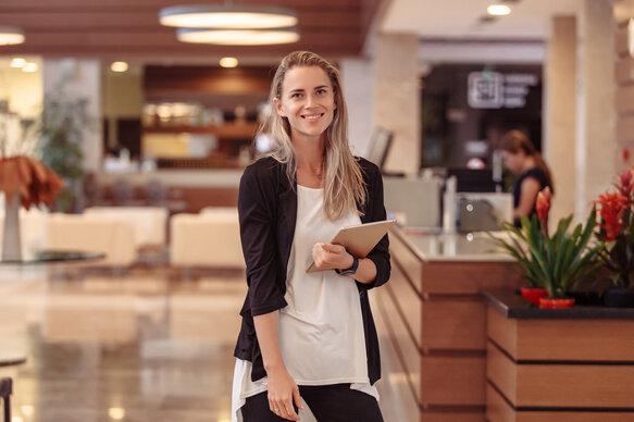 Eine Frau besucht ein Betriebsratsseminar der W.A.F. an einem der 75 Standorte